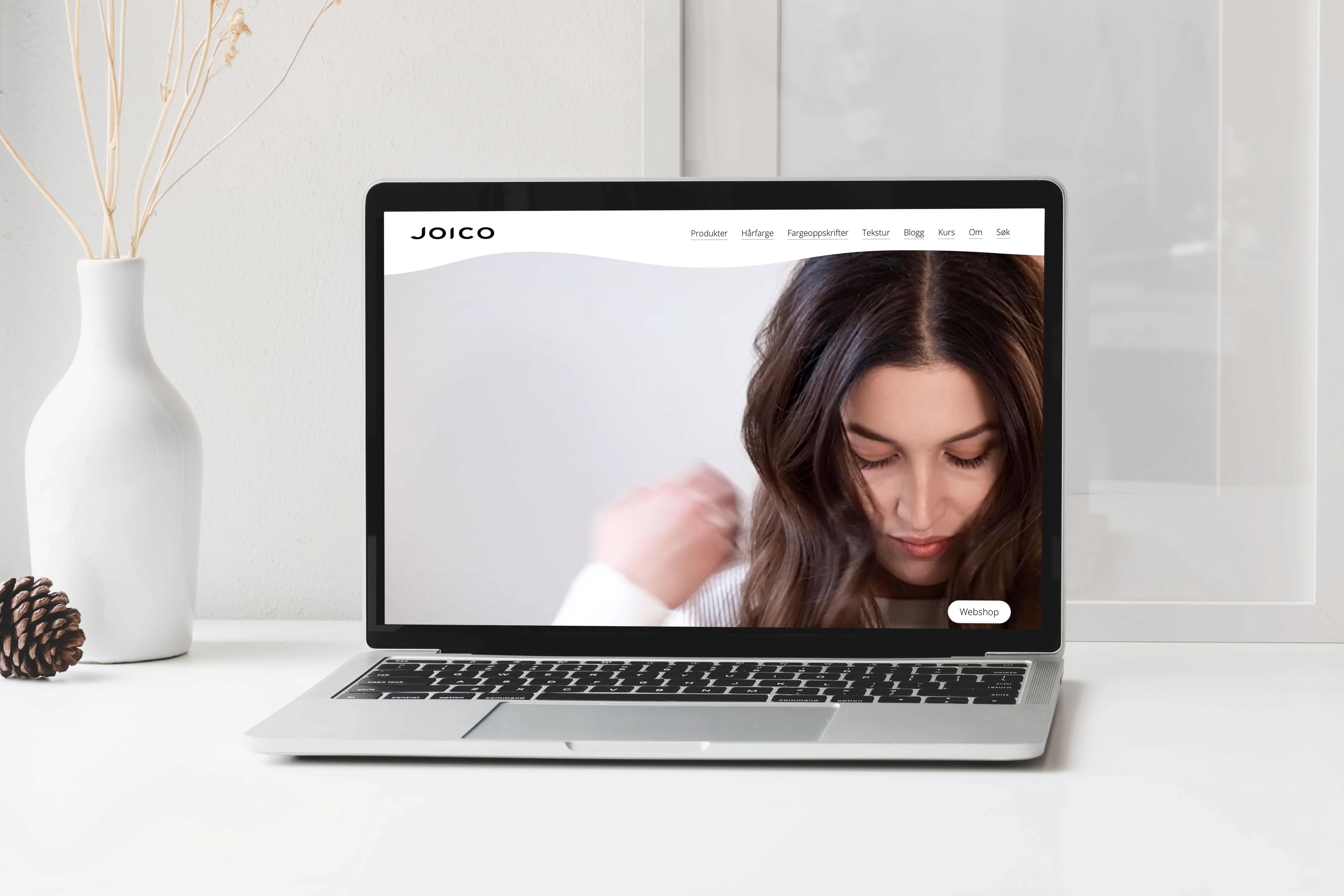 Joico sin nettløsning vist på laptop.
