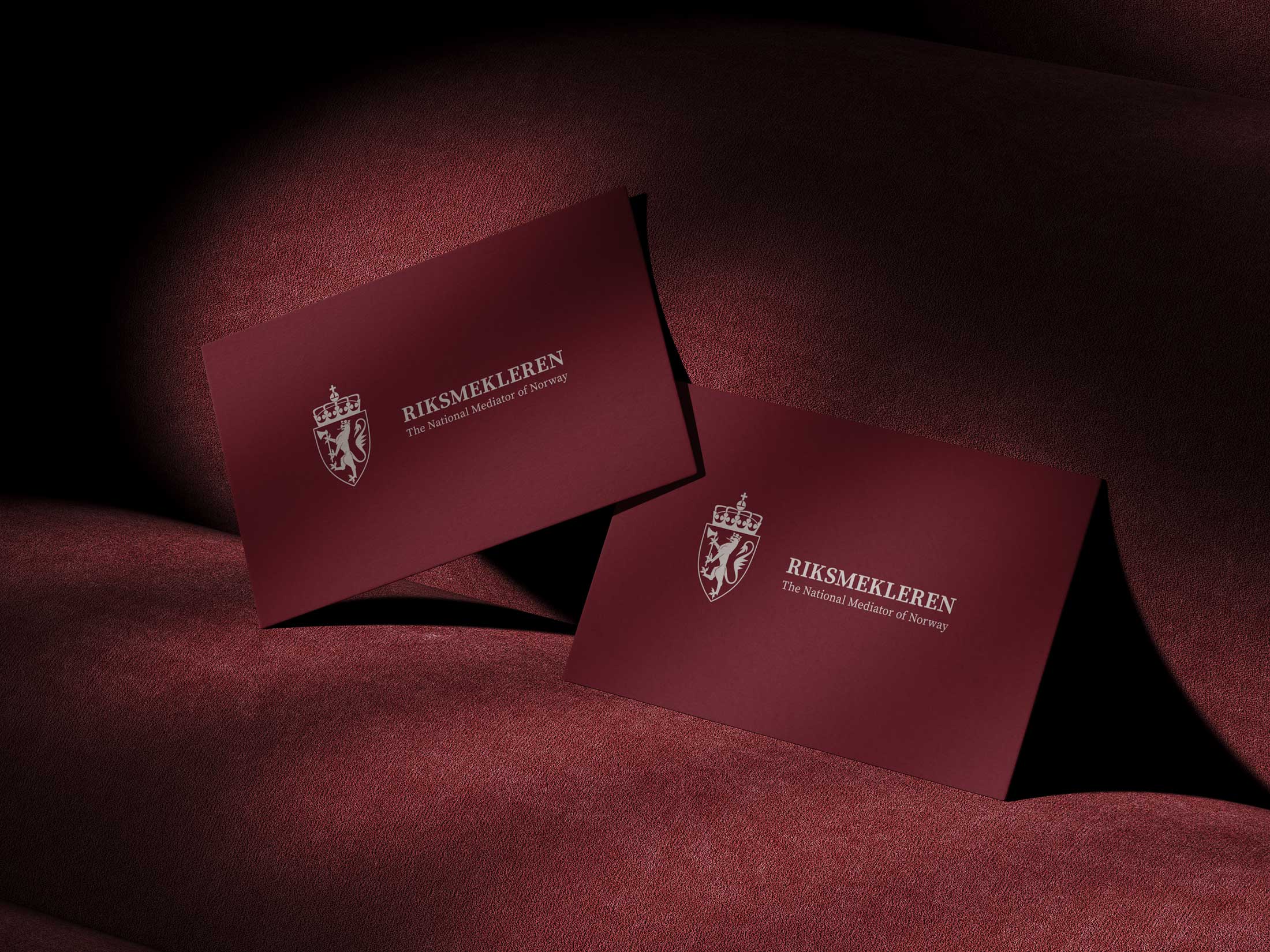 Riksmekleren sin logo trykket på visittkort.